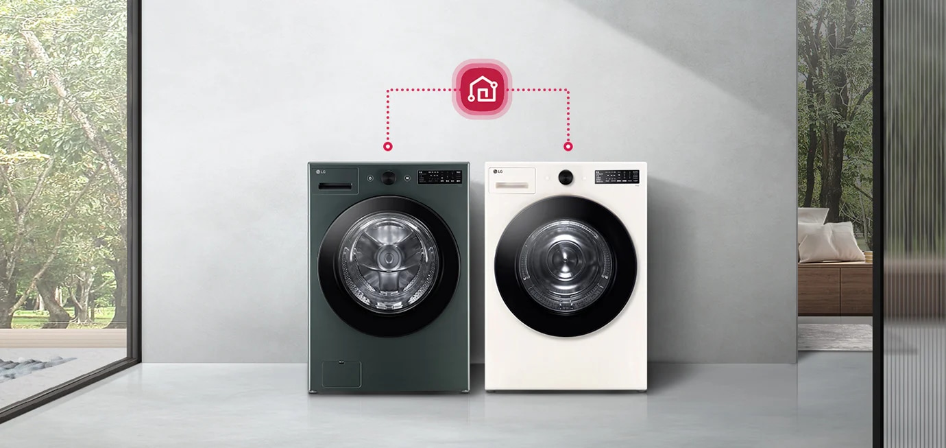 두 대의 LG 세탁기가 나란히 놓여 있으며, 각각 검은색과 흰색으로 디자인되어 있습니다. 세탁기 위에는 스마트 홈 연결을 상징하는 아이콘이 있습니다.